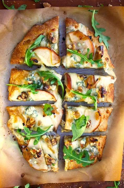 This pizza is bursting with juicy pears and tangy blue cheese with a touch of sweet caramelized onions and peppery arugula. The toasted walnuts give the pizza a great texture, and the fresh mozzarella blends all the flavors together! Artisan Pizza, Flatbread Pizza, Idee Pasto Sano, Pizza Bread, A Pizza, Deep Dish, Blue Cheese, Pizza Dough, Pizza Recipes