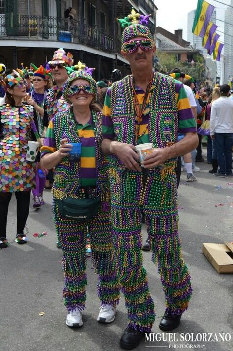 I actually think I have enough beads laying around to make this happen! ;-) Mardi Gras Diy Outfit, Mardi Gras Outfits For Men, Mardi Gras Hats Diy, Marty Gras Party Outfit, Marti Gras Outfit Ideas, Diy Mardi Gras Outfit, Mardi Gras Jacket Diy, Mardi Gras Jeans, Outfits For Females