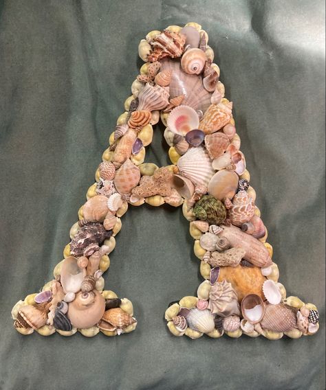 Seashells Crafts, Seashell Letter, Seashell Creations, Decor Marin, Beach Centerpieces, Basic Art Techniques, Alphabet Decor, Stone Pictures Pebble Art, Seashell Projects