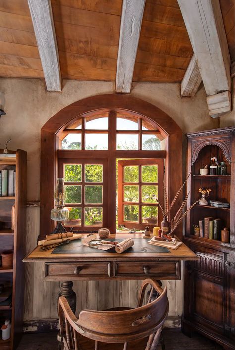 Hobbit House Interior, Hobbit Hole, Movie Set, Hobbit House, Summer Kitchen, The Lord Of The Rings, Cozy Place, New Home Designs, Dream House Decor