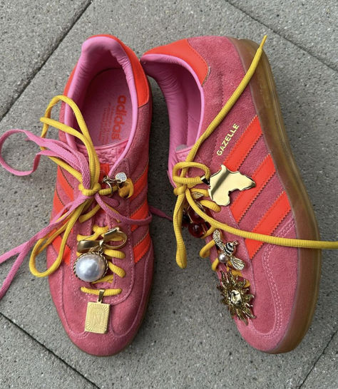 Shoe Laces Aesthetic, Pink Gazelle, Pink Gazelles, Gazelle Adidas, Fashion Style Outfits, Adidas Gazelle Indoor, Bags Luxury, Shoe Inspo, Swag Shoes