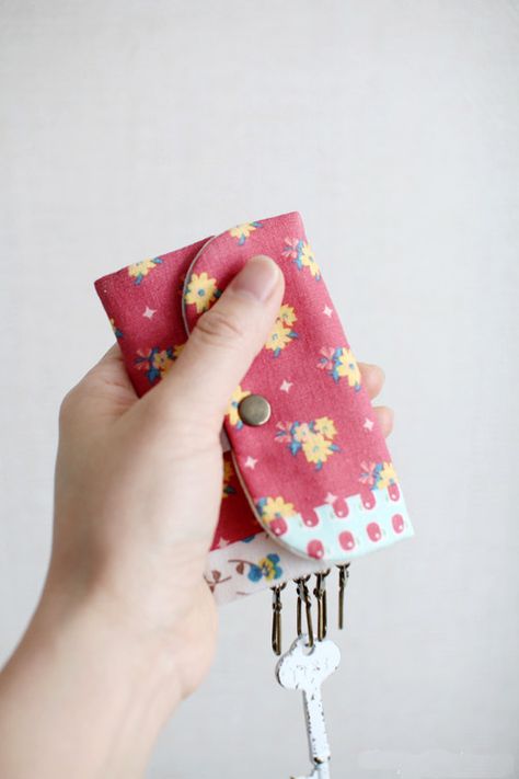 DIY Convenient keychain key holder. H ow to sew  fabric. Tutorial in Pictures.  Удобный  брелок  для ключей. Fabric Tutorial, Diy Pouch Tutorial, Puff Quilt Tutorial, Cat Quilt Block, Recycled Denim Bags, Easy Crafts To Sell, Sewing Machine Quilting, Diy Sewing Tutorials, Trendy Purses