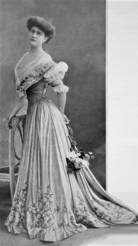 1905 Dress, 1905 Fashion, 1909 Fashion, Edwardian Fashion Plates, Edwardian Era Fashion, Old Fashioned Photos, Historical Gowns, Belle Epoch, Dress History