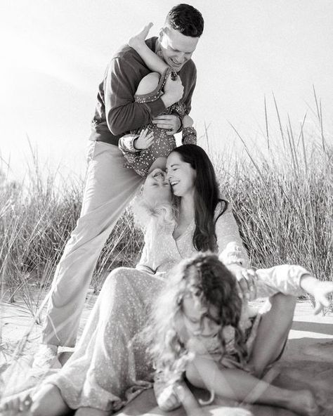 RO BIRKEY on Instagram: "A sunny morning set from this past weekend with the Devin family! 🌞 I truly never know exactly how a session will go or what type of moments will happen but I choose to be open, find creative perspectives, embrace all types of light and stay ready to capture the magic unfolding ✨ This sweet family’s connection brings a lightness to any space they’re in and I love what we created by just letting them be…them! My favorite ✨" Ro Birkey, Family Vision Board, Family Vision, Sunny Morning, Family Shoot, Maternity Poses, Family Stories, Studio Design, Family Outing