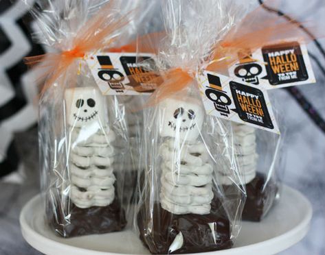 pretzel skeletons on brownies and tied in a cute bag.  Simply put a skewer in the brownie and use icing to support a stack of white chocolate pretzels and top with a marshmallow head...draw the face with edible markers! Scary Halloween Treats, White Chocolate Pretzels, Table Halloween, Hallowen Ideas, Halloween Goodies, Halloween Party Favors, Theme Halloween, Halloween Make, Fete Halloween