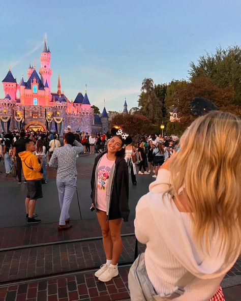 disney with these random girls #joycomeback #2hoursinstarwars With Best Friend, Disney Aesthetic, Disney World Trip, Best Friend Pictures, Disney Outfits, Friend Pictures, Disney World, Disneyland, Best Friend