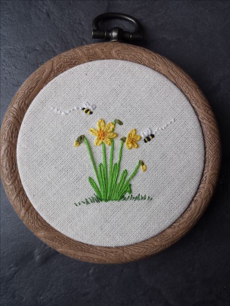 Hand Embroidered Daffodils Spring Flower Embroidery Daffodil Free Pattern, Hand Embroidered Daffodils, Spring Flowers Embroidery, Spring Hand Embroidery, Daffodil Embroidery Simple, Daffodil Embroidery Pattern, Spring Embroidery Ideas, Spring Embroidery Designs, Embroidered Daffodils