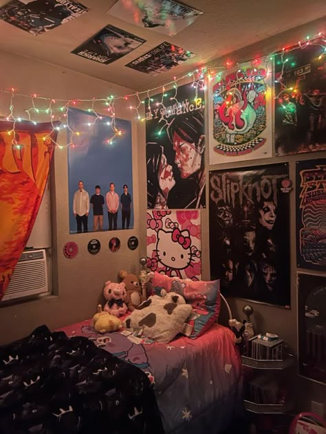 Scene Kid Room Ideas, Emo Room Inspo 2000s, Bedroom Ideas Alt, Scene Bedroom Ideas, Scenecore Bedroom, 2000s Emo Room, 2000s Older Brother Core Room, Scene Room Ideas, Room Ideas Maximalist