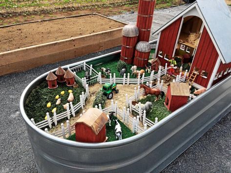 Small World Farm Ideas, Mini Farms, Toy Farm Set Up Ideas, Miniature Farm, Toy Farm, Toy Farm Diy, Farm Diorama Projects, Farm Diorama, Toy Farm Displays