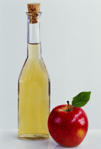 Apple Cider skin and hair tips. Apple Cider Vinegar Sunburn, Apple Vinegar, Apple Cider Vinegar Drink, Apple Cider Benefits, Natural Acne Remedies, Health And Fitness Articles, Cold Home Remedies, How To Clean Makeup Brushes, Natural Health Remedies