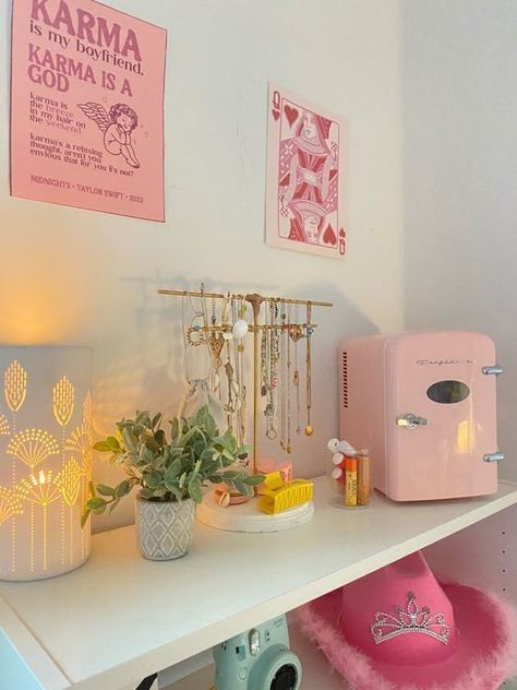 Pink Dorm, Pastel Room Decor, Beachy Room, Dorm Room Inspiration, Dekorasi Kamar Tidur, Casa Vintage, Pastel Room, Pinterest Room Decor, Preppy Room Decor