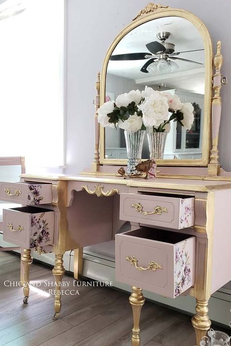 Classic Pink Makeup Vanity Table Design #floralprint #pinktable ★ A makeup vanity table is not just a piece of furniture; it’s the nook of worshipping your beauty! Therefore, it should be designed not only comfily but also stylishly. Here, we’ve collected the most trending ideas to organize your makeup desks, shelves, and drawers in a modern and practical way.  ★ #makeupvanitytable #vanitytable #makeuptable #homedecor #makeuporganization #glaminati #makeup Cute Vanity Table, Painted Makeup Vanity Ideas, Makeup Vanity Paint Ideas, Painted Vanity Table, Pink Makeup Table, Glaminati Makeup, Painted Vanity Makeup, Vanity Table Pink, Chalk Paint Desk Ideas