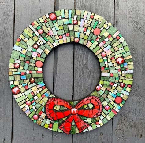 Mosaic Circles Design, Mosaic Christmas Wreath, Mosaic Wreath, Mosaic Plates, Fiesta Wreath, Mosaic Christmas, Christmas Mosaics, Mosaic Art Diy, Mosaic Vase