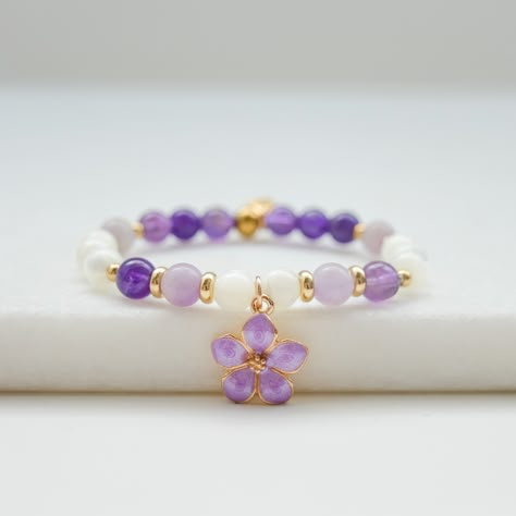 Bracelet élastique de pierres semi-précieuses chic avec petite fleur mauve. Pierres semi-précieuses: perle de nacre blanche, jade et améthyste. Découvre les propriétés des pierres de ton bracelet dans la section BIENFAITS DES PIERRES dans le menu! Chaque bracelet est emballé avec un carton qui décrit les propriétés des pierres qui ont été utilisés dans le bracelet! Cute Bracelets To Make With Beads, Beaded Jewelry Inspiration, Bracelet Model, Bracelet Original, Pony Bead Bracelets, Bracelet Inspiration, Bracelets Collection, Multi Ring, Jewelry Diy Bracelets