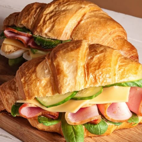 Crossiant Lunch Ideas, Best Croissant Sandwich, Crossaints Sandwich Recipes, Croissant Club Sandwich, Crossaint Sandwich Breakfast, Croissant Sandwich Bar Ideas, Ham Sandwich Recipes Cold, Cold Ham Sandwich Ideas, Sandwiches On Croissants