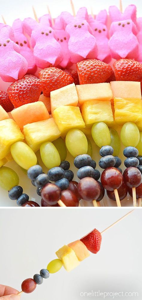 These rainbow Easter Peeps fruit kabobs are SO PRETTY! And they are so simple to make. Such a great idea if you are looking for a healthier Easter snack idea! Easter Bunny Fruit, Healthy Easter Snacks, Easter Vegetables, Rainbow Fruit Skewers, Easter Snack, Blue Recipes, Easter Fruit, Spring Snacks, Healthy Easter