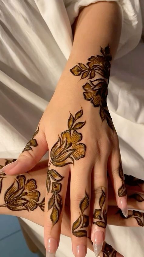 Please check the link guys!! New Latest Mehndi Design, Beautiful Simple Mehndi Design, Cute Henna Tattoos, Henna Inspo, Front Mehndi Design, Arabic Henna Designs, Henna Tattoo Designs Hand, Simple Henna Tattoo, Latest Henna Designs