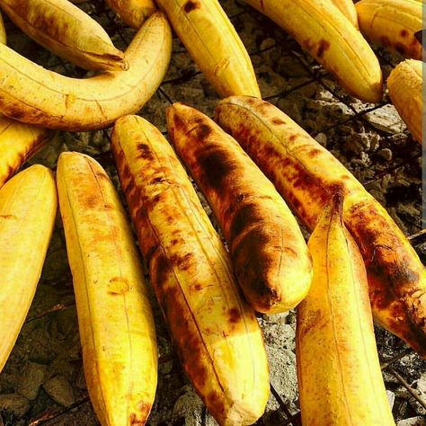 Roasted plantain Ugandan Food, Roasted Plantains, Ghana Food, Ghanaian Food, West African Food, Africa Food, Food Park, Nigerian Food, Food Vids