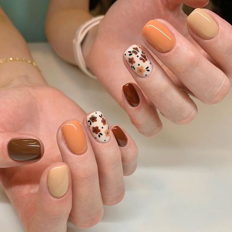 Manicure Fall Nails, Simple Short Autumn Nails, Short Nails Fall Ideas, Nail For Autumn, November Manicure Ideas, Fall Floral Nail Art, Simple Nail Art Fall, Luminary Nails Design Fall, Thanks Giving Nails Ideas