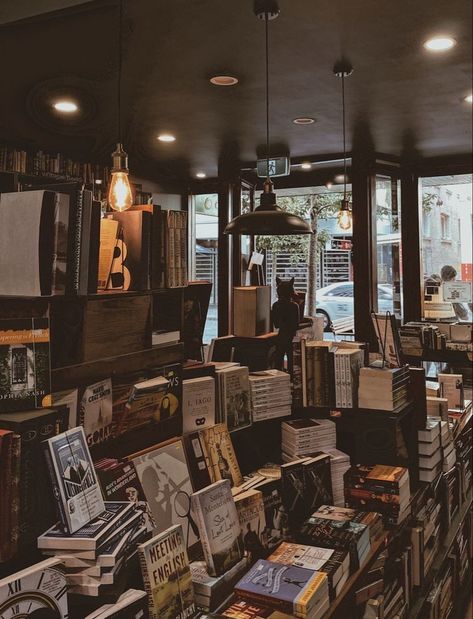 Bookstores Aesthetic, Vintage Library Aesthetic, Vintage Bookstore, Lots Of Books, Dream Library, Library Aesthetic, Book Cafe, Wallpaper Vintage, Dark Academia Aesthetic