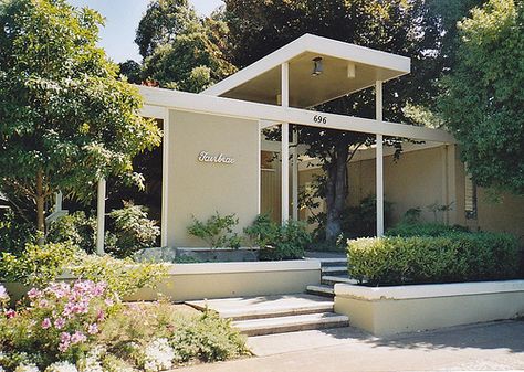 Joseph Eichler, Retro Rooms, Retro Lifestyle, Mid Century Exterior, Iconic Architecture, Eichler Homes, Minimalist Garden, Mid Century Architecture, Mid Mod