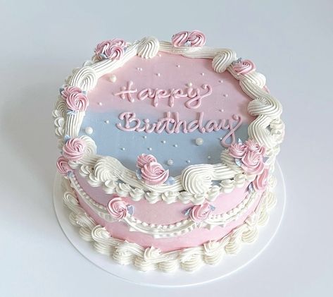 Pretty Pink Cakes Girly, Cute Round Cakes, Small Vintage Cake, Pastel Cake Birthdays, Aesthetic Birthday Cake Vintage, Pink Colour Cake, Retro Cake Ideas, Pink And Blue Birthday Cake, Simple Vintage Cake