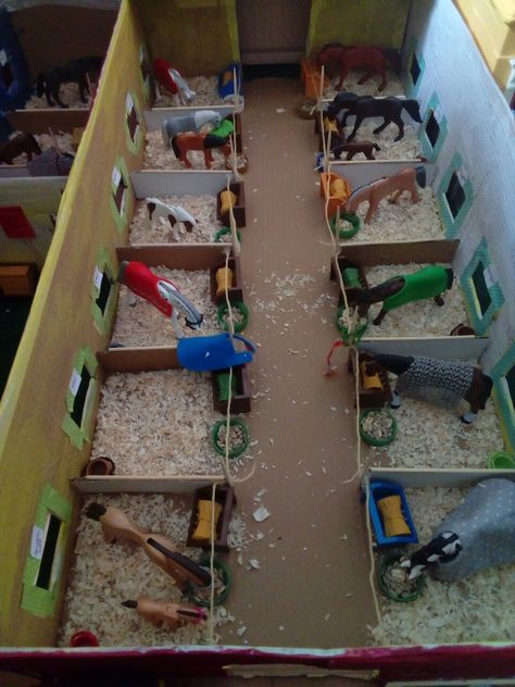 Schleich Diy Stables, Schleich Horses Stable, Toy Horse Stable, Horse Themed Bedrooms, Diy Horse Barn, Horse Room, Toy Farm, Diy Instruments, Big Horses