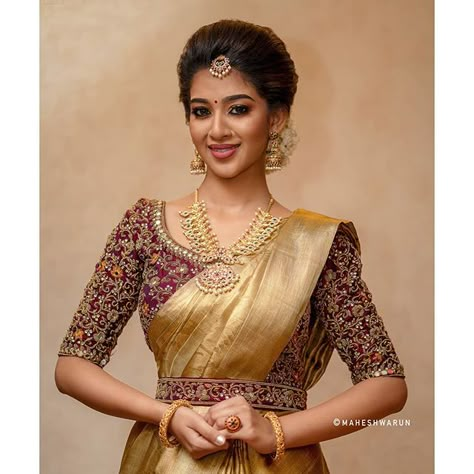 Gold Saree With Maroon Blouse, Maroon Muhurtham Saree, Traditional Gold Saree With Tilla, Tarun Tahiliani Saree Blouse Designs, Koorai Saree, Maharashtrian Brides, Belted Saree, Varudu Kaavalenu Ritu Varma Sarees, Saree Blouse Ideas