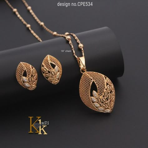 Gold Chain Locket Designs For Women, Pandal Set Gold, Chen Pendal Set Gold, Modern Gold Jewellery, Gold Pandal Design New, Gold Pendant Set Designs Modern, Gold Pendant And Earrings Set, Gold Pendant Set Design, Pendant And Earrings Set Gold