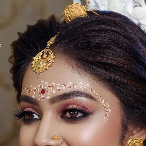 Unique Bengali Bride Look, Bengali Bride Kolka Design, Bridal Kolka Design, Bengali Bride Look, Bengali Bride Makeup, Bride Makeup Look, Kolka Design, Dream Marriage, Alpona Design