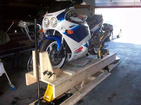 Motorcycle Table, Wooden Motorcycle, Atelier Garage, Motorcycle Lift Table, Bike Garage, Homemade Motorcycle, Gsxr 1100, Motorcycle Lift, Bike Lift