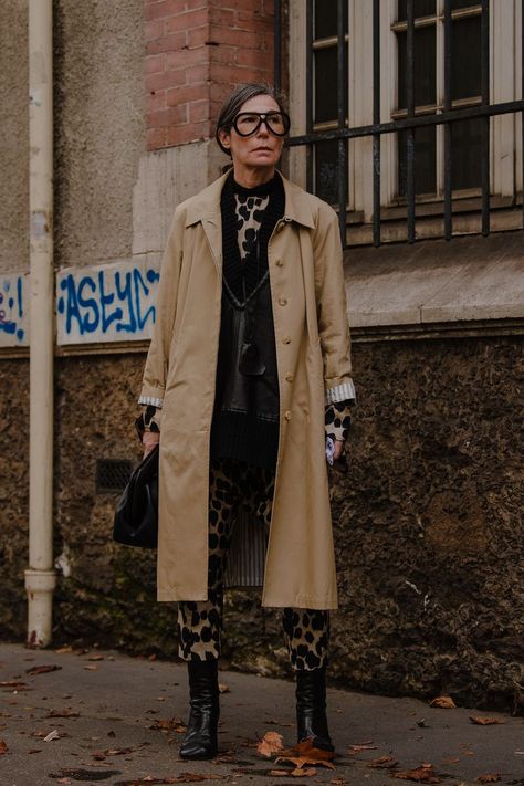 Veronique Tristam, Paris Street Style Fall, Trench Coat Outfit, Style Muse, Paris Fashion Week Street Style, The Best Street Style, Street Style Paris, Paris Street Style, Autumn Street Style