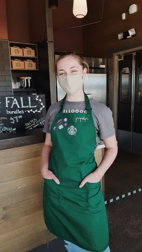 Starbucks Uniform, Starbucks Outfit, Barista Outfits, Diy Name Tags, Starbucks Apron, Embroidery Aprons, Working At Starbucks, Green Apron, Restaurant Uniforms