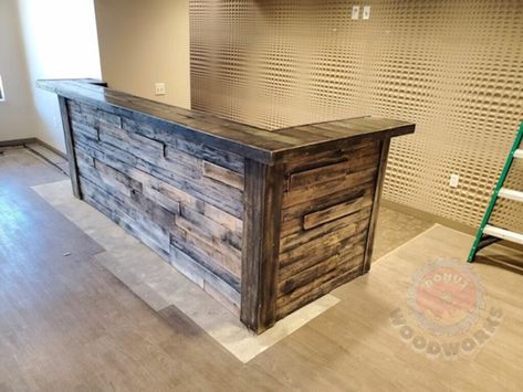 Pallet Wood Bar Ideas, Back Porch Bar Ideas, Wood Bar Top Ideas, Wooden Bar Ideas For Home, Wood Bar Ideas, Homemade Bar Ideas, Bar Front Ideas, Pallet Countertop, Rustic Bar Ideas