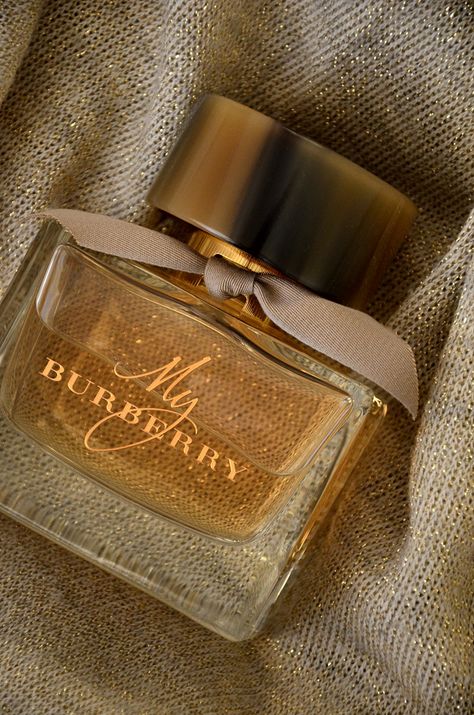 Aesthetic Perfumes, Perfumes Women, Luxurious Perfume, Perfume Quotes, Burberry Perfume, Expensive Perfume, Makeup Samples, Perfume Collection Fragrance, Perfume Reviews