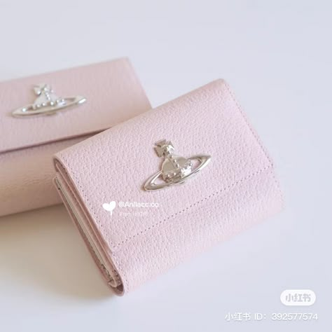 Pink Vivienne Westwood, Vivienne Westwood Purse, Rich Accessories, Vivienne Westwood Wallet, Wallet Ideas, Light Clothing, Cute Wallet, School Bag Essentials, Shoe Wishlist