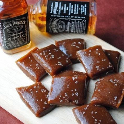 Jack Daniels Carmels. I think I need to make these. They look great. Jack Daniels Recipes, Caramel Desserts, Caramel Recipes, Homemade Caramel, Jack Daniels, Candy Recipes, Marshmallows, Salted Caramel, Just Desserts