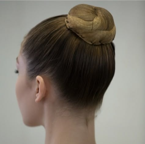 Ballet Hairstyles Aesthetic, Ballet Performance Hair, Ballet Bun Aesthetic, Ballerina Bun Hairstyles, Ballet Hair Styles, High Ballet Bun, Ballet Hairstyle, Dancers Bun, Bun Ballet