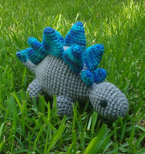 Stegosaurus | loopyyarn Dinosaur Hat Pattern, Crochet Dinosaur Hat, Crochet Dinosaur Pattern Free, Crochet Dinosaur Patterns, Crochet Dragon Pattern, Kids Crochet Pattern, Crochet Horse, Crochet Dinosaur, Pola Amigurumi