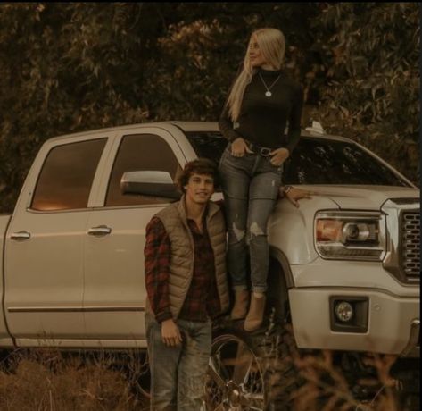 Boyfriend Truck Pictures, Couple Fall Photoshoot With Truck, Prom Picture Poses With Truck, Cute Country Couples Pictures, Western Prom Couple, Truck Prom Pictures, Truck Photoshoot Ideas Couples, Southern Couple Aesthetic, Prom Pictures With Truck