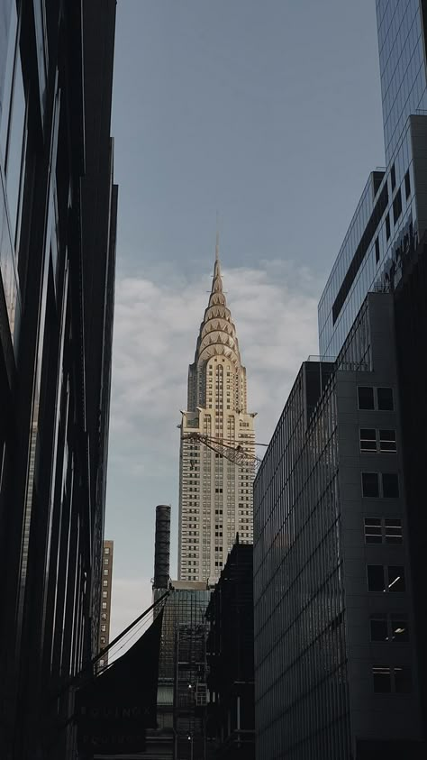 Ny Stories Instagram, Nyc Ipad Wallpaper, New York Wallpaper, Color Wallpaper Iphone, Street Corner, Chrysler Building, Chasing Dreams, New York Life, Nyc Life