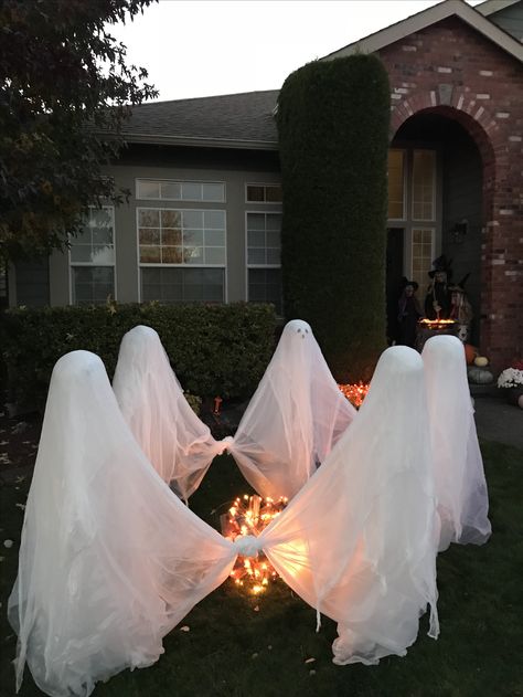 Easy Cheap Halloween Decorations Outside, Halloween Decor Backyard, Cheap Ways To Decorate For Halloween, Halloween Set Up Outside, Hollween Decor Outdoor Diy, Easy Outdoor Halloween Decorations Diy, Haloween Decoracion Outside, Holloween Decore Idea Outdoor, Simple Halloween Decor Outdoor