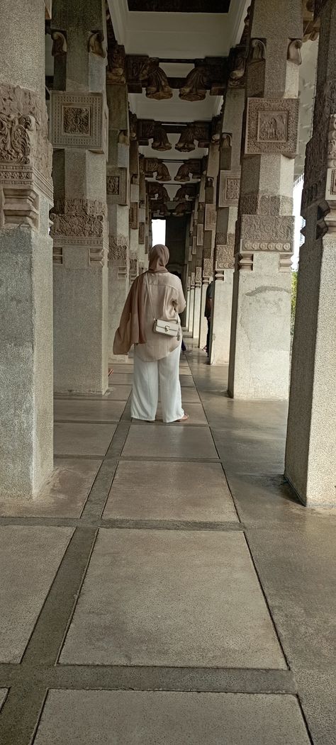 30+? Here's a modest outfit for you! Beige satin modest shirt with wide-leg white pants and a taupe hijab to pull it all together 👖👚 Beige Shirt Outfit Hijab, Modest Shirt, Beige Shirt, Modest Outfit, Hijab Outfits, Outfit Hijab, Hijab Outfit, White Pants, Modest Outfits