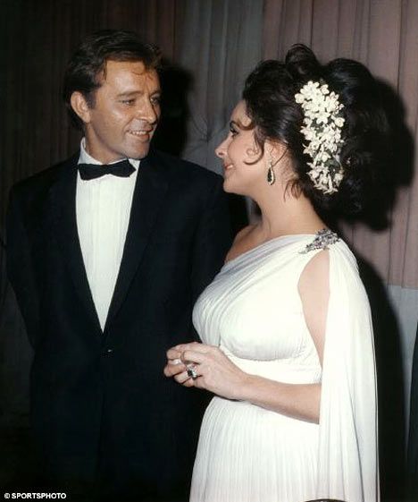 No: 5 Burton and Taylor Elizabeth Taylor Richard Burton, Burton And Taylor, Edward Wilding, Classical Hollywood Cinema, Richard Burton, Hollywood Icons, Child Actresses, Famous Couples, Actrices Hollywood