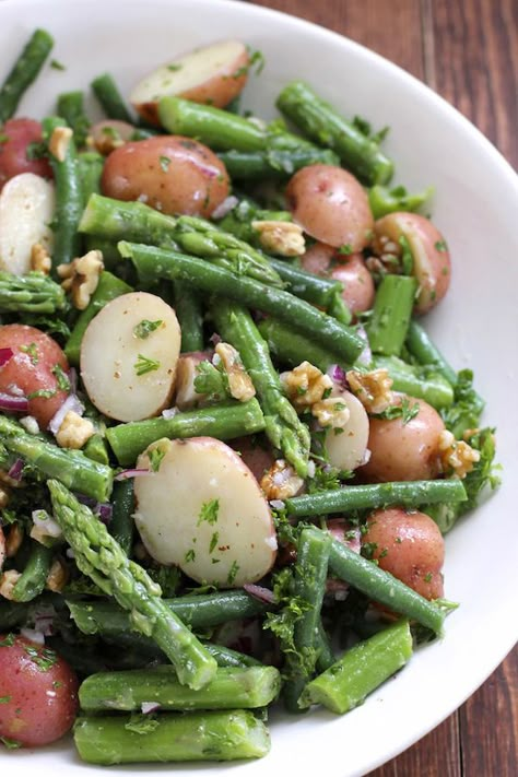 Potato Salad with Green Beans and Asparagus - Green Valley Kitchen Potato Salad With Green Beans, Starch Foods, Green Bean Recipes, Think Food, Veggie Dishes, Bean Recipes, Vegetable Dishes, Summer Salads, Soup And Salad