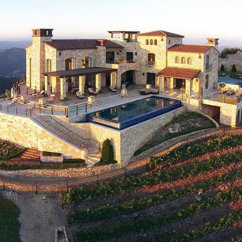 Malibu Rocky Oaks Vineyard Mexican Villa House, Mexican Mansion, Mexican Patio Hacienda Style, Mexican Villa, Ideas De Piscina, Classic Mansion, Malibu Rocky Oaks, Vineyard House, Luxury Exterior