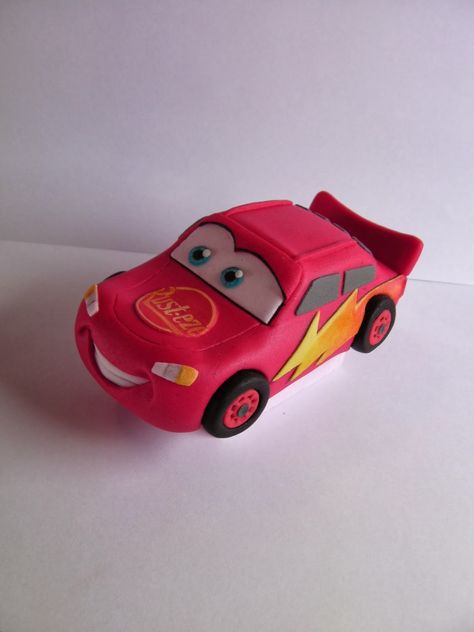 Cars Topper, Fondant Unicorn Cake Toppers, Torte Fondant, Mcqueen Party, Mc Queen Cars, Cake Figures, Lightning Mcqueen Cake, Mcqueen Cake, Artist Cake