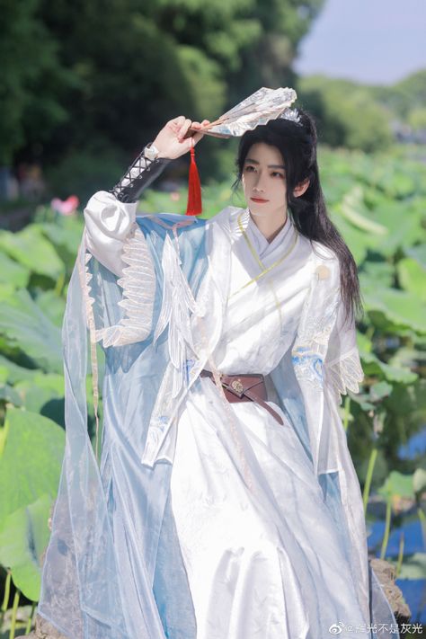 Male Hanfu, Hanfu Male, Hanfu Men, Stylish Mens Haircuts, Poses Men, Hanfu Traditional, Asian Cosplay, Chinese Man, Chinese Hairstyle