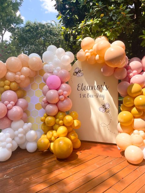 Bee Theme Photo Backdrop, Bee Day Balloon Arch, First Birthday Baby Girl, Bee Birthday Cake, Bee Themed Birthday Party, Animated Design, Theme First Birthday, Balloon Theme, Birthday Baby Girl