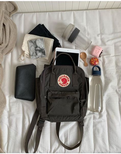 Kanken Aesthetic Outfit, Bagpack Outfit Style, Kanken Style, Kanken Aesthetic, What Is In My Bag, Summer Bag Essentials, Mochila Fjallraven Kanken, Everyday Bag Essentials, Pretty Tote Bags